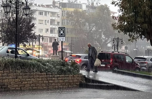 Tekirdağ'da sağanak etkili oldu! Sürücüler aman dikkat