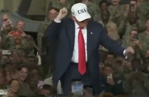 Trump’tan Japonya’da uçak gemisinde ilginç dans gösterisi