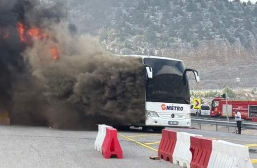 Seyir halindeki yolcu otobüsü alev alev yandı