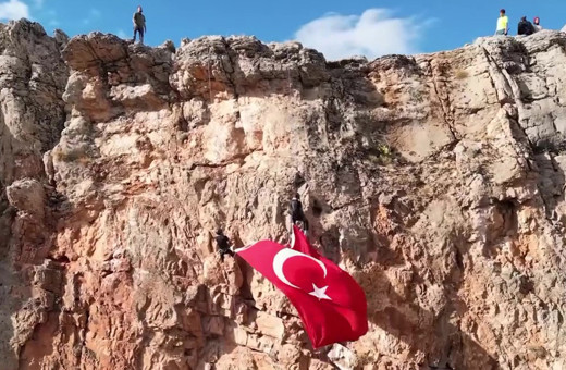 Elazığ'da dağcılar dev Türk bayrağıyla kaya tırmanışı gerçekleştirdi