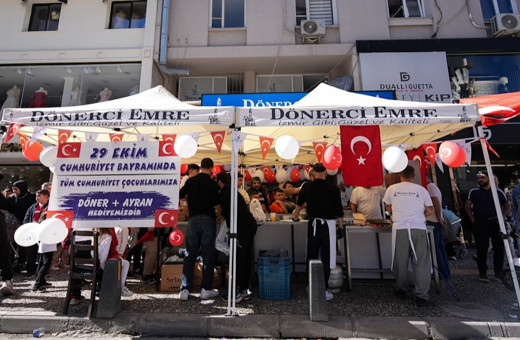 İzmir'de bayram sevinci! 29 Ekim'de vatansever esnaf çocuklara ikramda bulundu