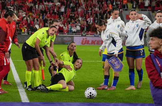 Türkiye-Kosova maçında korku dolu anlar! Hakem fenalaştı yere yığıldı