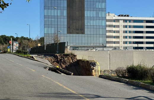 Ümraniye'de istinat duvarının yıkılması sonucu yol çöktü