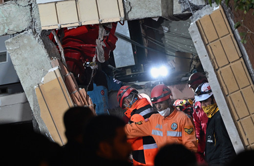 Çöken binanın enkazında bilirkişi heyeti inceleme yapıyor