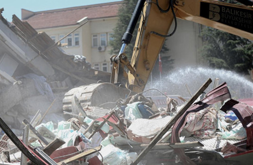 Sındırgı'da depremde yıkılan binaların enkaz kaldırma işlemleri tamamlandı