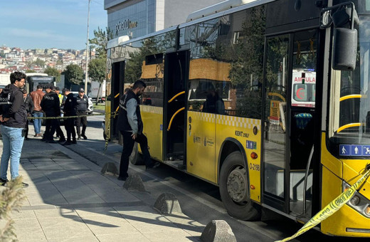 Arnavutköy'de seyir halindeki İETT otobüsünde bıçaklı kavga: 1 ölü 2 yaralı