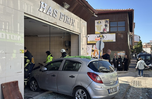 Otomobil fırına girdi! Neye uğradığını anlayamayan sürücü ve 3 kişi yaralandı.