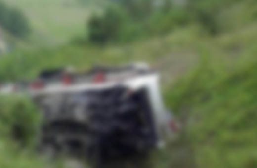 Kamyonla yolcu otobüsü çarpıştı! 20 kişi hayatını kaybetti