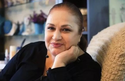 Camdaki Kız'ın Hafize'si Nihal Menzil mütevazı apartman dairesinde huzurlu bir yaşam sürüyor...