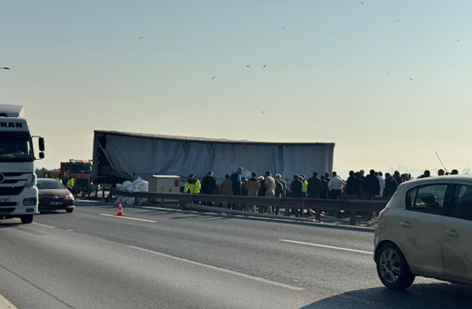 Sürücüler dikkat! Kaza oldu yol ulaşıma kapandı