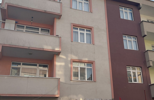 Kolonlarında çatlak oluşan 3 bina boşaltıldı