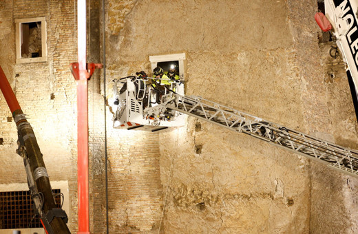 Roma'da tarihi kulenin bir kısmı çöktü 11 saat sonra sağ kurtarılan işçiden kötü haber