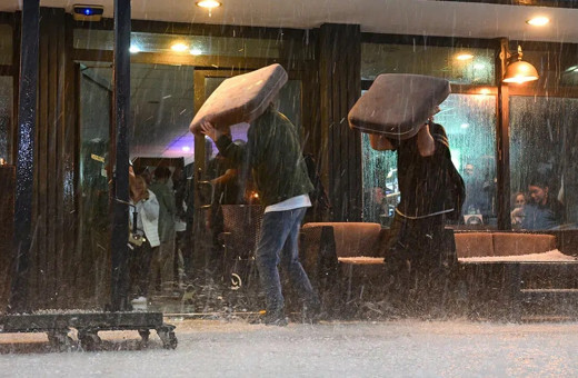 Sağanak ve poyraza dikkat! İstanbullular önleminizi alın...