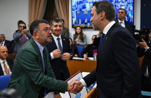 Bütçe görüşmelerinde boş mutfak tüpü gösteren CHP'li vekile Bayraktar'dan olay yanıt