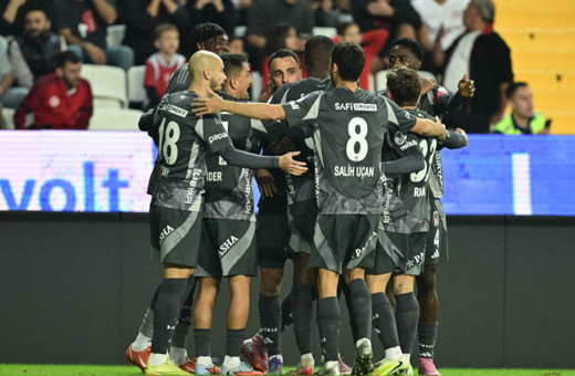 Beşiktaş, Antalyaspor'u 3 golle devirdi