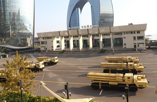 Karabağ Zaferi'nin 5. yılı geçit töreninden görüntüler Bakü'de Türk F-16'ları uçtu