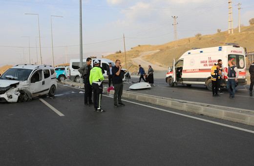 Şırnak'ta minibüs ve hafif ticari araç çarpıştı: 19 yaralı