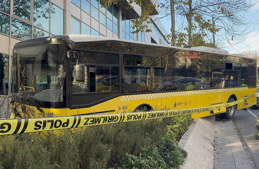 Beşiktaş'ta şoförü kalp krizi geçiren İETT otobüsü kaldırıma çıktı