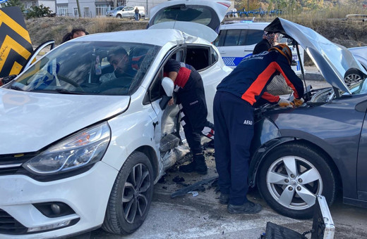 Karabük'te iki otomobil çarpıştı, 7 kişi yaralandı