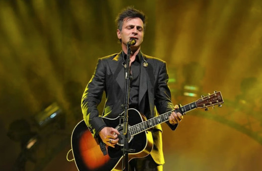 Teoman konserinde yatarak şarkı söyledi, tepki yağdı! '3 bin lira verdik sahnede yatıyor''