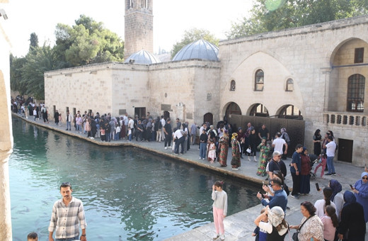 Balıklıgöl'de tatil yoğunluğu! Çevre iller o bölgeye akın etti...