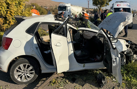 Feci kaza! Aydınlatma direğine çarpan otomobildeki anne ve bebeği öldü