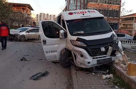 Balıkesir'de işçi servisi ile otomobil çarpıştı: 1 kişi hayatını kaybetti