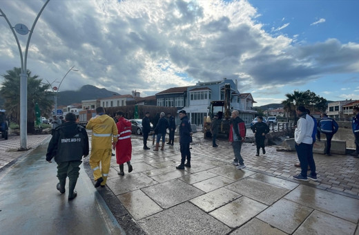 İzmir Foça'da sağanak hayatı felç etti! Vatandaşlar altyapı sebebi ile ses yükseltti...