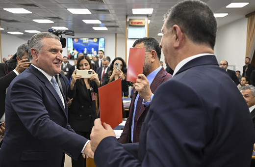 CHP'lilerden Meclis'te 'kırmızı kart' protestosu! Bakan Bak cevabı çaktı: VAR'dan döner...