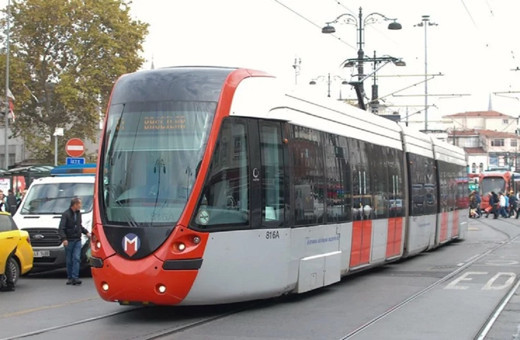 Fatih'te tramvay ile taksi çarpıştı! Tramvay seferler aksadı