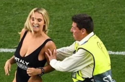 Kinsey Wolanski yeni mesleğiyle şaşırttı! Sahaya mayoyla atlamıştı