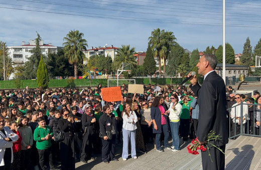 Samsun'da emektar öğretmene coşkulu veda! 43 yıllık Türkçe öğretmeni törenle öğrencilerine veda etti