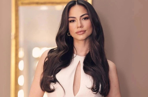 Demet Özdemir’den ayna karşısında dikkat çeken poz!