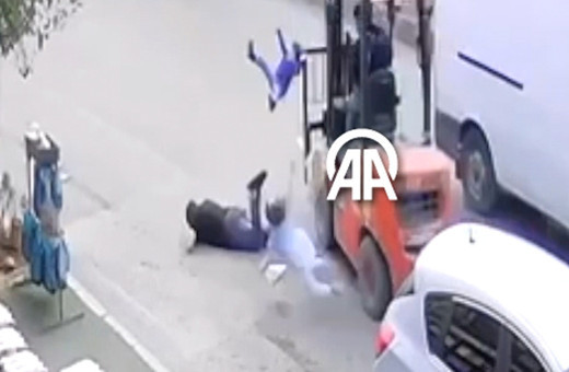 Ters yöne giren forklift baba ve 2 çocuğuna çarptı! Kaza anı kamerada