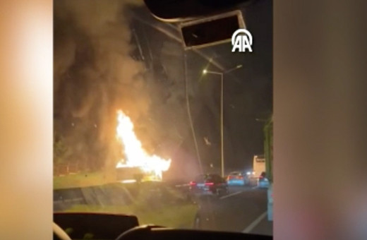 İstanbul'da İETT otobüsü alev alev yandı