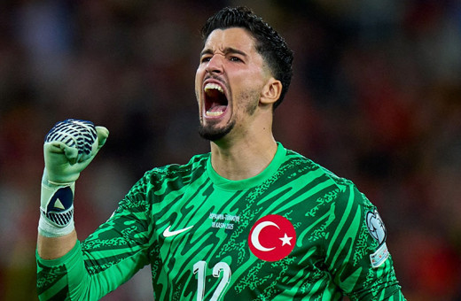 İspanya maçına damga vuran Altay Bayındır'a kötü haber