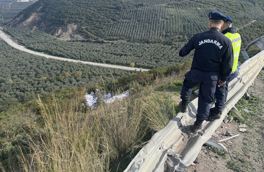 Bariyeri aşıp uçuruma yuvarlandı! Feci kazada ölenler var