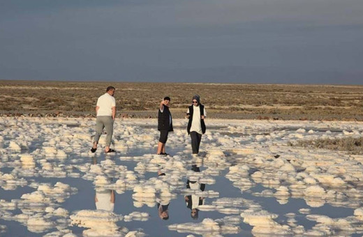 Tuz Gölü’nde sular çekildi, ortaya ilginç tuz şekilleri çıktı