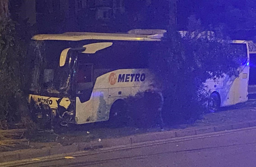 Antalya'da yolcu otobüsü aydınlatma direğine çarptı