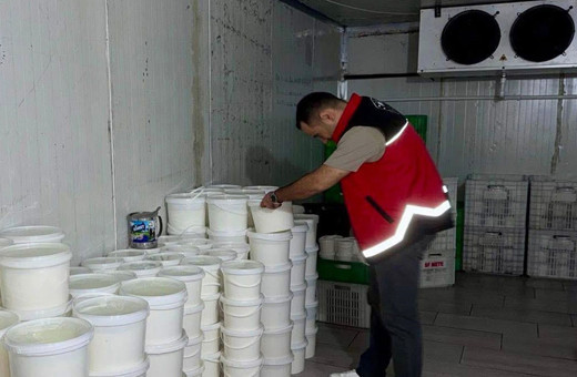 Kilolarca depoda yakalandı! Bunları vatandaşa yedireceklerdi