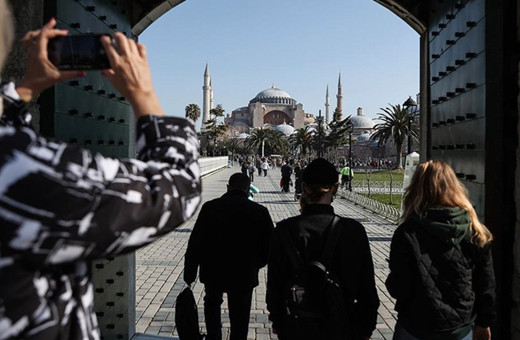 Türkiye'ye en çok o ülkeden turist geldi! Bakan Ersoy açıkladı
