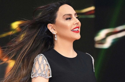 Ebru Gündeş mavi sevdamız dedi ama takipçileri takılarına bayıldı! Fiyatı ise...