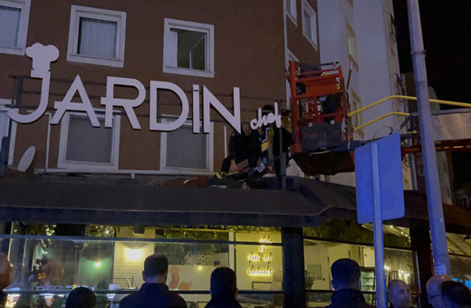 2'nci kattan düştü! Kafe tentesinde mahsur kaldı