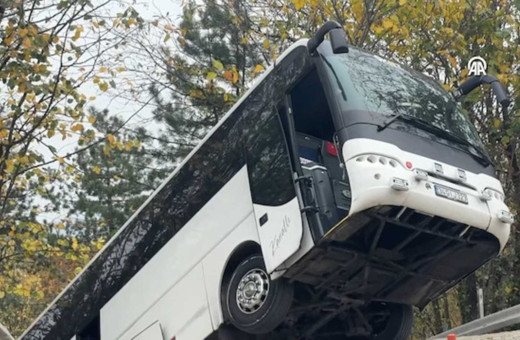 Freni boşalan otobüs şarampole düştü