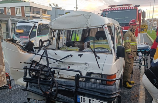 Balıkesir'de korkunç kaza! 3 aracın karıştığı kazada 7 kişi yaralandı...