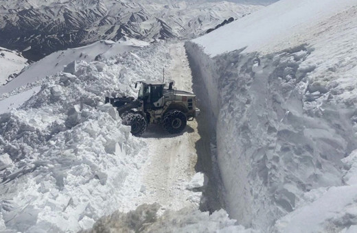 Hakkari'de kar yolları kapattı! 22 üs bölgesi yolundan 18'i açıldı