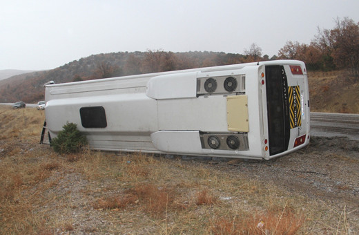 Konya'da öğrenci servisi devrildi: 29 yaralı
