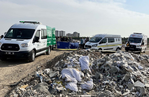 Mersin'de vahşet! Hafriyat döküm alanında halıya sarılı erkek cesedi bulundu: Kokmasın diye...