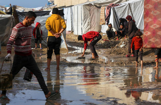Şiddetli yağış nedeniyle Gazze Şeridi'nde çadırlar su altında kaldı