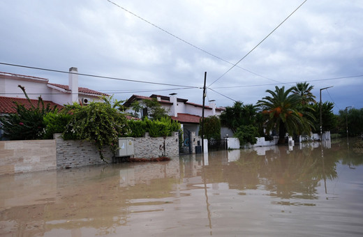 İzmir'i sağanak vurdu! Çeşme'nin haline bakın